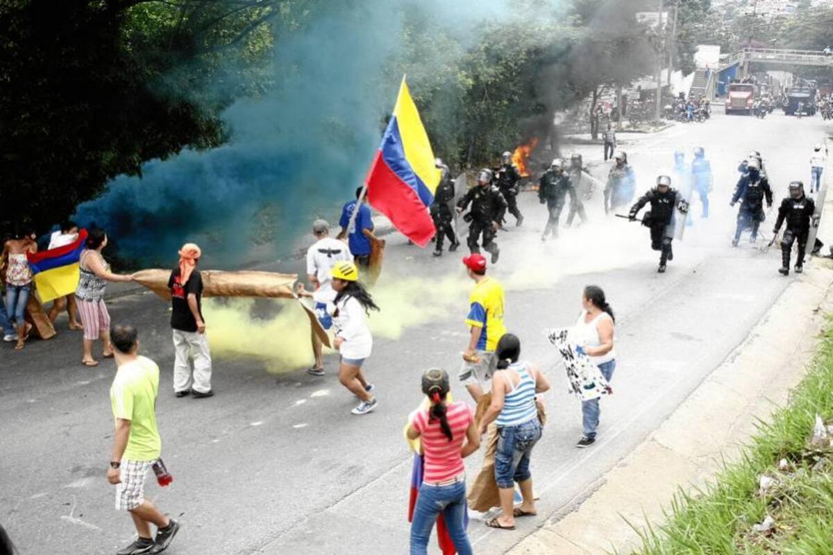 Habitantes de Punta Betín bloquearon la vía a la Costa (Foto: Marco Valencia/ VANGUARDIA LIBERAL)