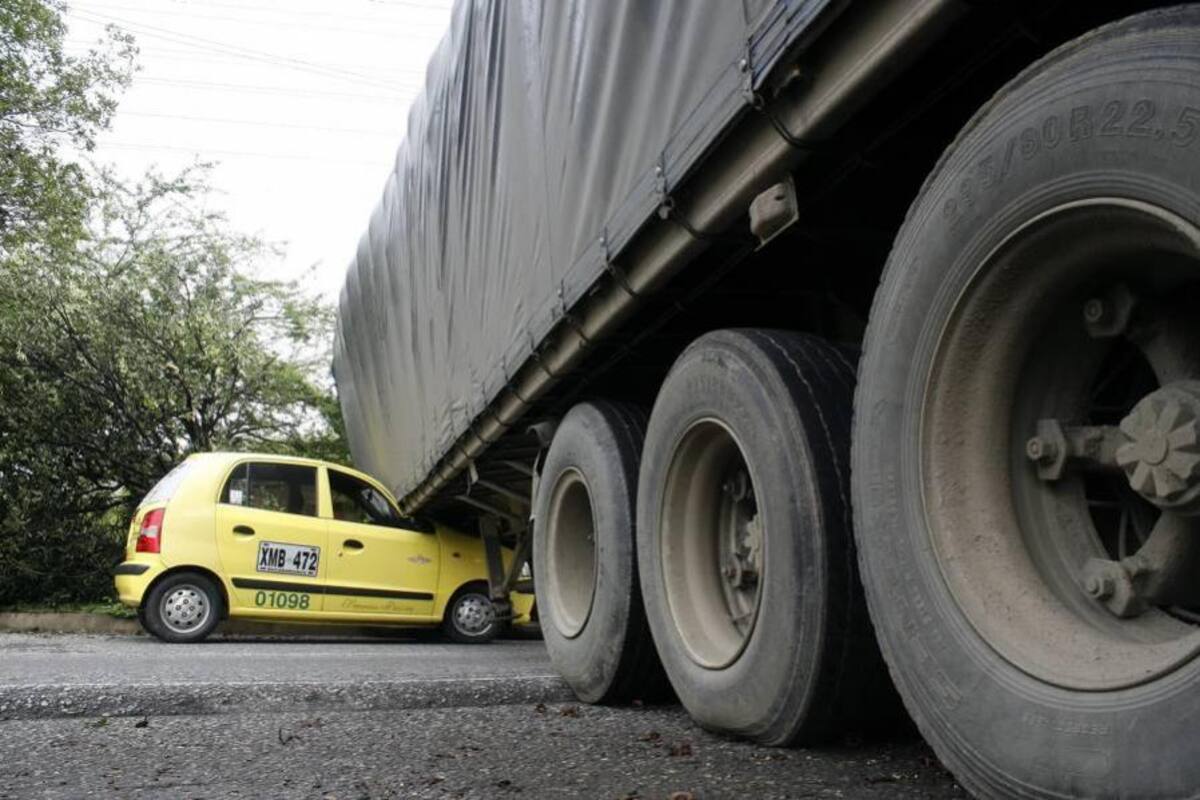 Tractocamión se descolgó y chocó contra un taxi frente al mercado campesino (Foto: Marcos Valencia / Vanguardia Liberal)