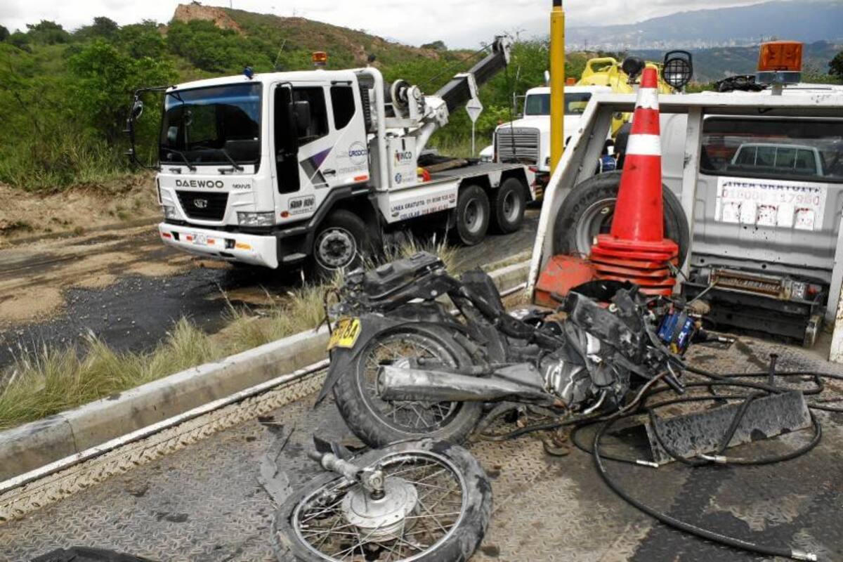 Tractocamión perdió el control y destruyó motocicleta en la vía a Lebrija (Foto: Marco Valencia/ VANGUARDIA LIBERAL)