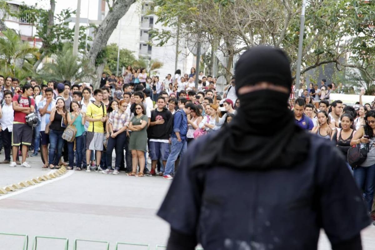 Así se vivió la protesta de encapuchados en la UIS (Foto: Marco Valencia/VANGUARDIA LIBERAL)