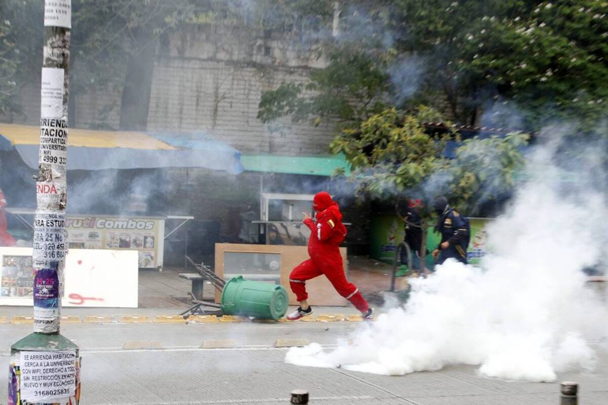 Encapuchados protestaron en la UIS con barricadas y papas bomba (Foto: Marco Valencia / VANGUARDIA LIBERAL)