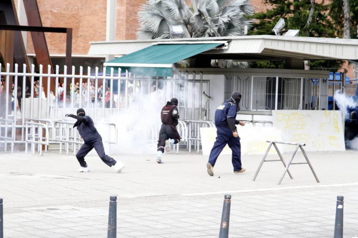 Así se vivió la protesta de encapuchados en la UIS (Foto: Marco Valencia/VANGUARDIA LIBERAL)