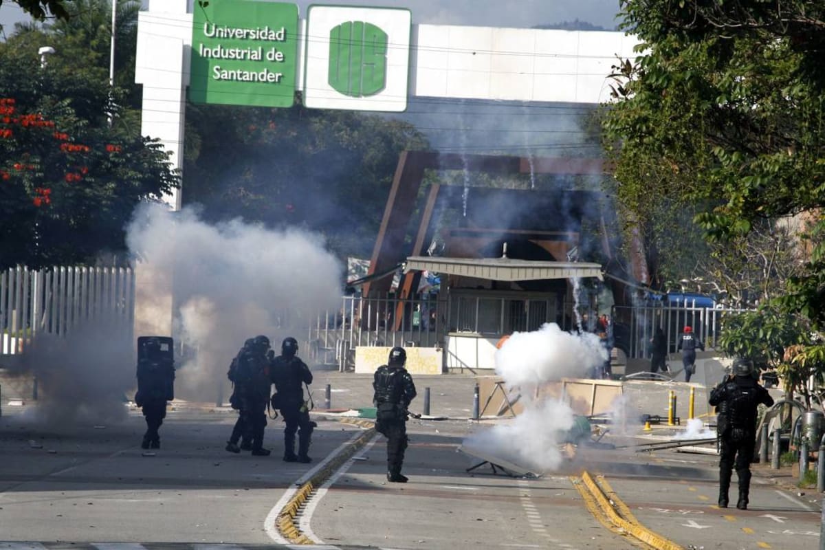 Así se vivió la protesta de encapuchados en la UIS (Foto: Marco Valencia/VANGUARDIA LIBERAL)