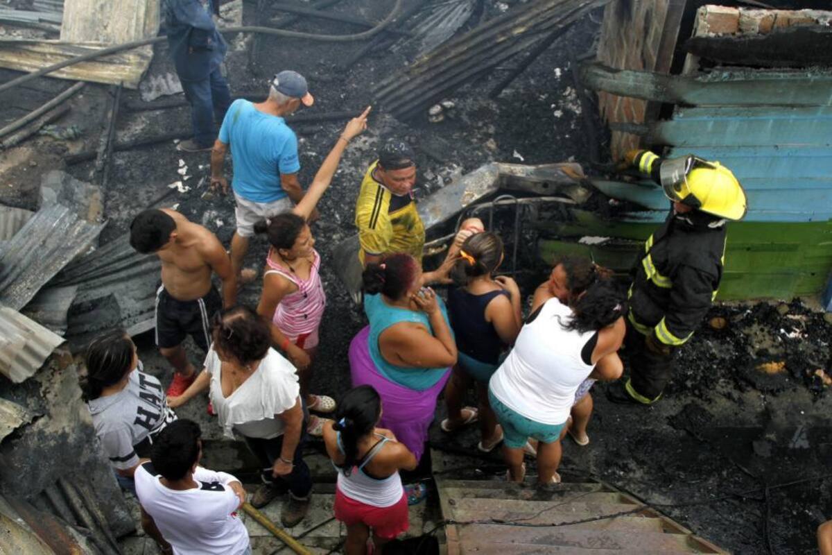 El fuego no perdona al Café Madrid en Bucaramanga (Foto: MARCO VALENCIA/ VANGUARDIA LIBERAL)