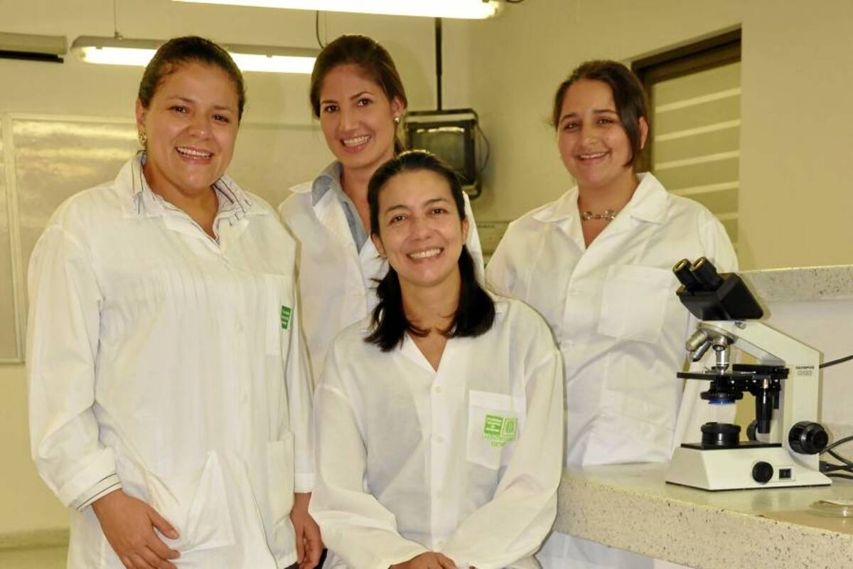 El equipo investigador: Carolina Guzmán Luna, docente de Bacteriología; Natalia Andrea Tarazona Lizcano, bacterióloga; Marianny Yajaira Combariza Montañez, docente de Química; y Paalo Andrea Moreno Yañez, estudiante de doctorado en Ingeniería Química. (Foto: Suministrada/ VANGUARDIA LIBERAL)