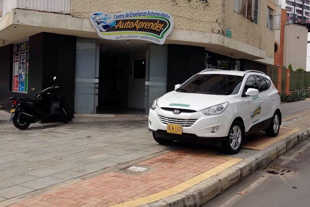 Vehículo de centro de enseñanza automovilística invade el espacio público en Bucaramanga (Foto: Suministrada /VANGUARDIA LIBERAL)