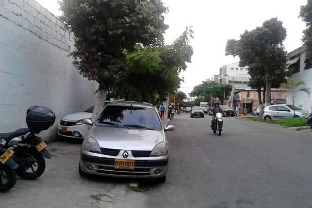 Denuncian invasión de andén en la carrera 22 de Bucaramanga (Foto: SUMINISTRADA/VANGUARDIA LIBERAL)