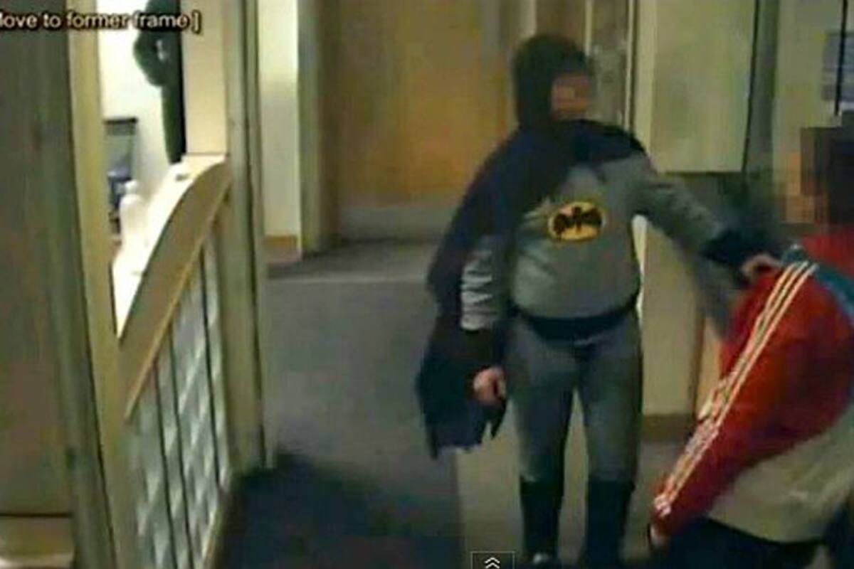Un hombre vestido de Batman entrega a un delincuente en una comisaría inglesa (Foto: Tomado de Internet/VANGUARDIA LIBERAL)