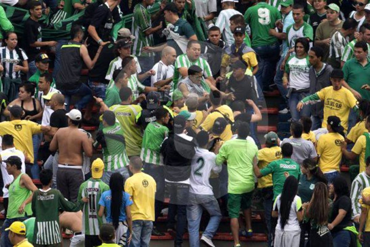 Pelea entre hinchas del Atlético Bucaramanga y Atlético Nacional (Foto: Colprensa /VANGUARDIA LIBERAL)