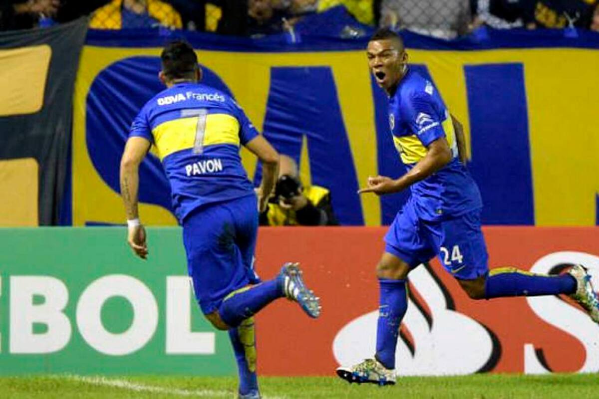 Este es el regalo de Carlos Tévez al colombiano Frank Fabra (Foto: AFP/VANGUARDIALIBERAL)