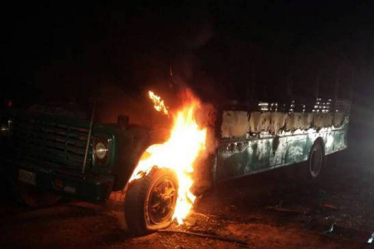 Eln quema un bus en la vía entre Pamplona y Labateca (Foto: Colprensa/ VANGUARDIA LIBERAL)