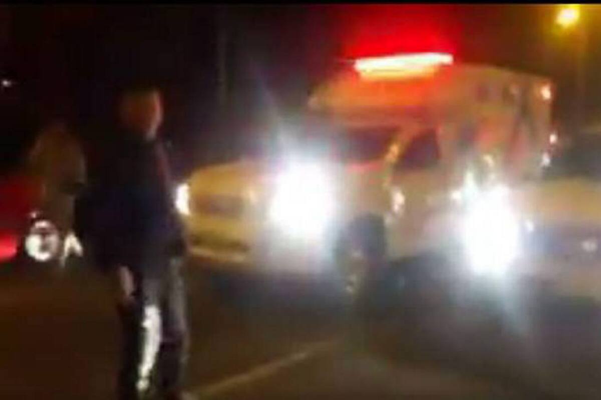 (Foto: Fotograma del video que circula en redes de la ambulancia en pleno pique ilegal.)