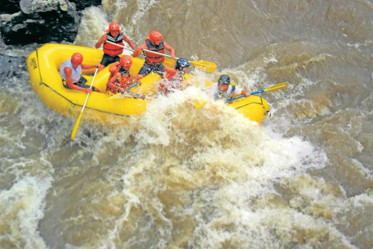 El Río Fonce con sus aguas rebeldes se convierte en la atracción de propios y extranjeros, que vienen a disfrutar de la aventura y el derroche de adrenalina.