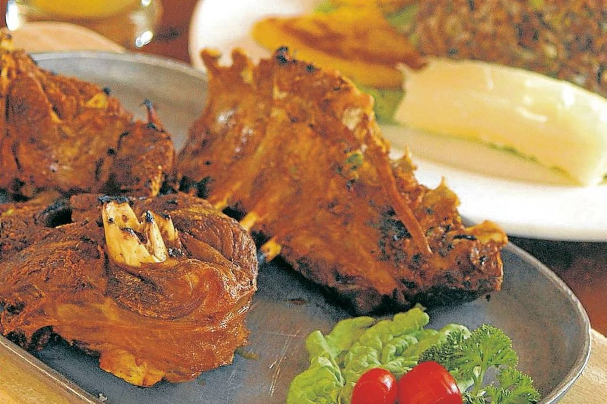 El cabro y la pepitoria acompañados de una tradicional Kola Hipinto. Son nuestra comida insigne.