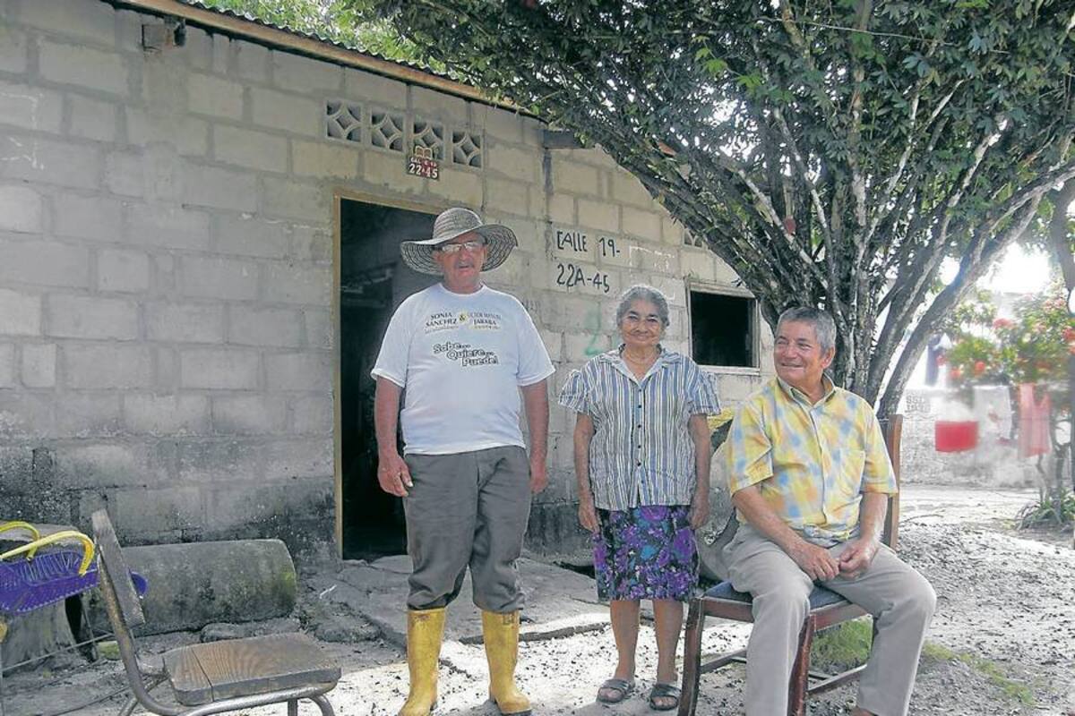 De izquierda a derecha aparecen Oliveros Garzón Ruiz, Paulina Ruiz y Alirio Garzón Ruiz, miembros de la primera familia a la que le restituyeron la tierra en Santander. Hace 16 años abandonaron su finca, denominada El Zapatón, que se ubica en la vereda La Payoa, del municipio de Sabana de Torres, después de que uno de sus seres queridos fue asesinado. Desde entonces se asentaron en una humilde casa en el ‘Corazón Productivo de Colombia’. (Foto: Néstor González Álvarez / VANGUARDIA LIBERAL)