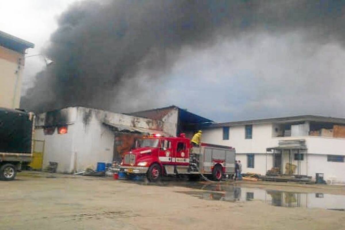 Incendio industrial en fábrica de químicos en San Rafael (Foto: Julio Alvarado/ VANGUARDIA LIBERAL )