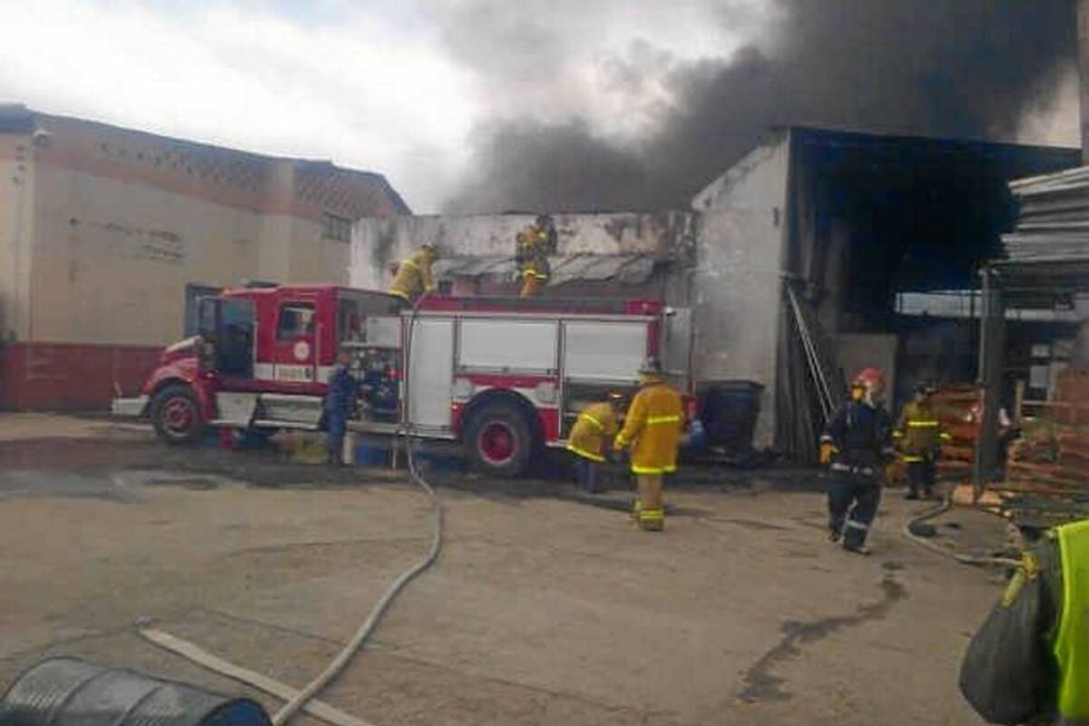 Incendio industrial en fábrica de químicos en San Rafael (Foto: Julio Alvarado/ VANGUARDIA LIBERAL )