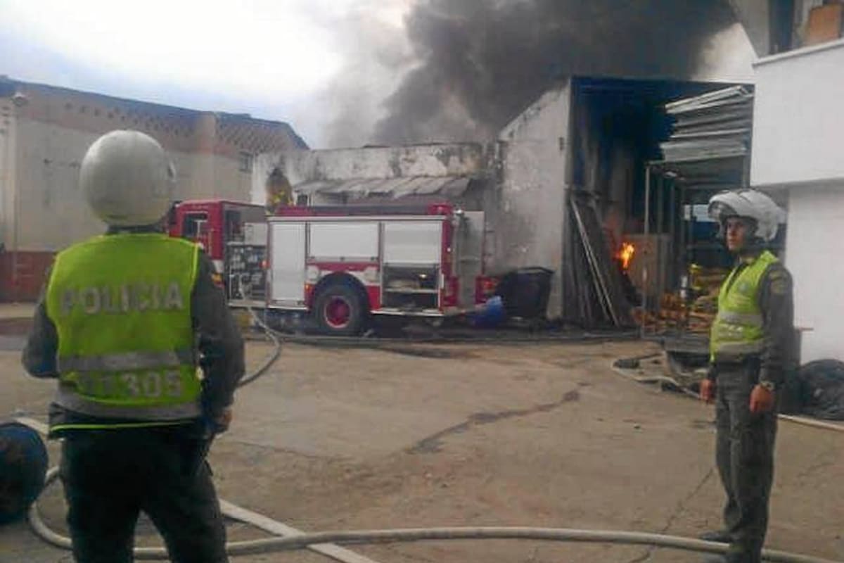 Incendio industrial en fábrica de químicos en San Rafael (Foto: Julio Alvarado/ VANGUARDIA LIBERAL )