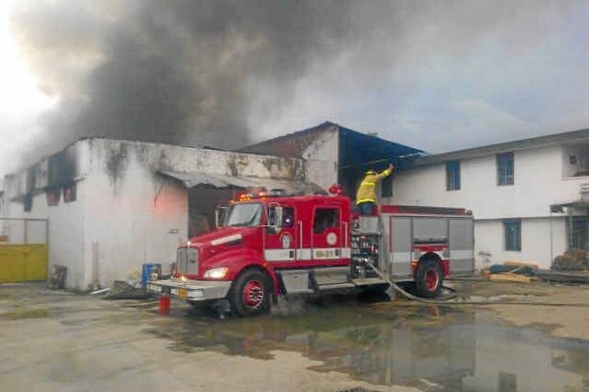 Incendio industrial en fábrica de químicos en San Rafael (Foto: Julio Alvarado/ VANGUARDIA LIBERAL )