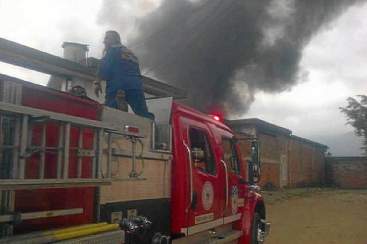 Incendio industrial en fábrica de químicos en San Rafael (Foto: Julio Alvarado/ VANGUARDIA LIBERAL )