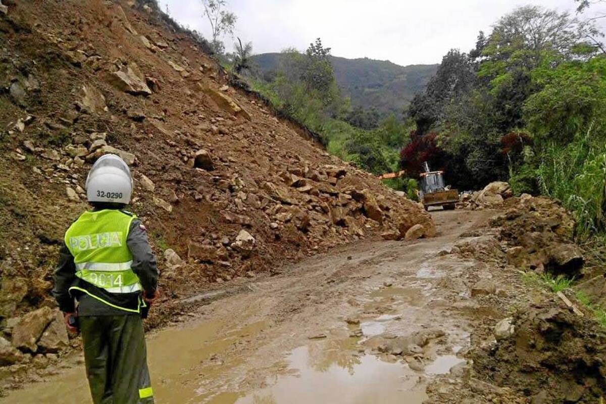 Habilitan paso a un carril en la vía Bucaramanga - Matanza (Foto: Jineth Prieto/VANGUARDIA LIBERAL)