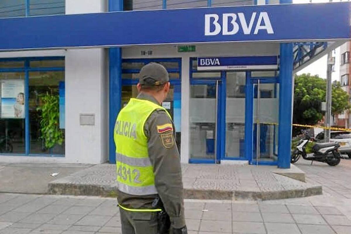 Sujetos hurtaron 4 millones 500 mil pesos de un banco en Bucaramanga (Foto: Suministrada Julio Alvarado)