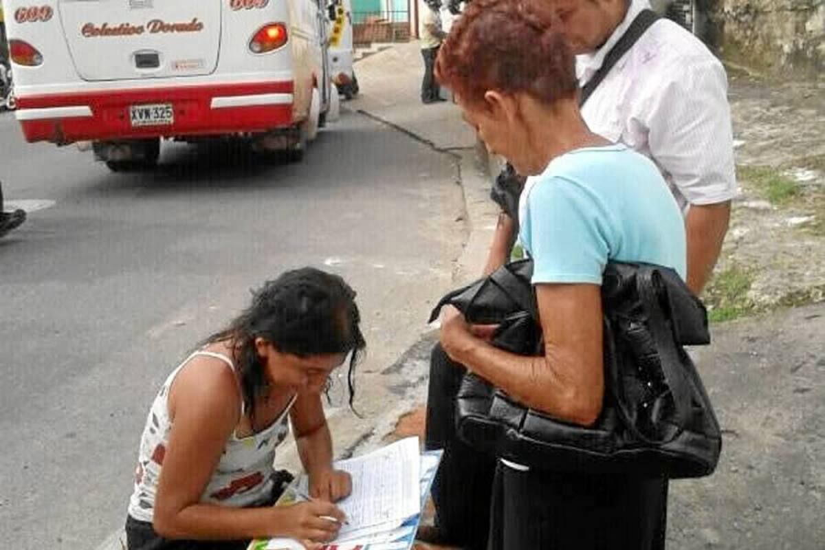 Conductores toman firmas de usuarios para pedir devolución de rutas convencionales (Foto: Sonia Gamboa/VANGUARDIA LIBERAL)