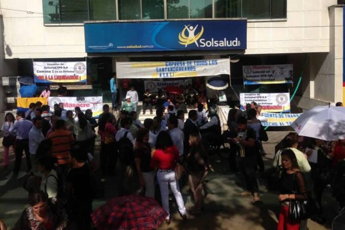Empleados de Solsalud en Bucaramanga se tomaron instalaciones de la EPS (Foto: Foto Suministrada Paula Jaimes/VANGUARDIA LIBERAL)