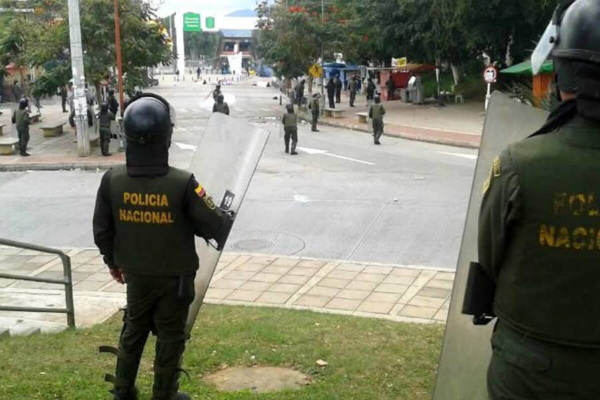 Policía toma el control de la UIS, encapuchados se retiran (Foto: Suministrada / VANGUARDIA LIBERAL)