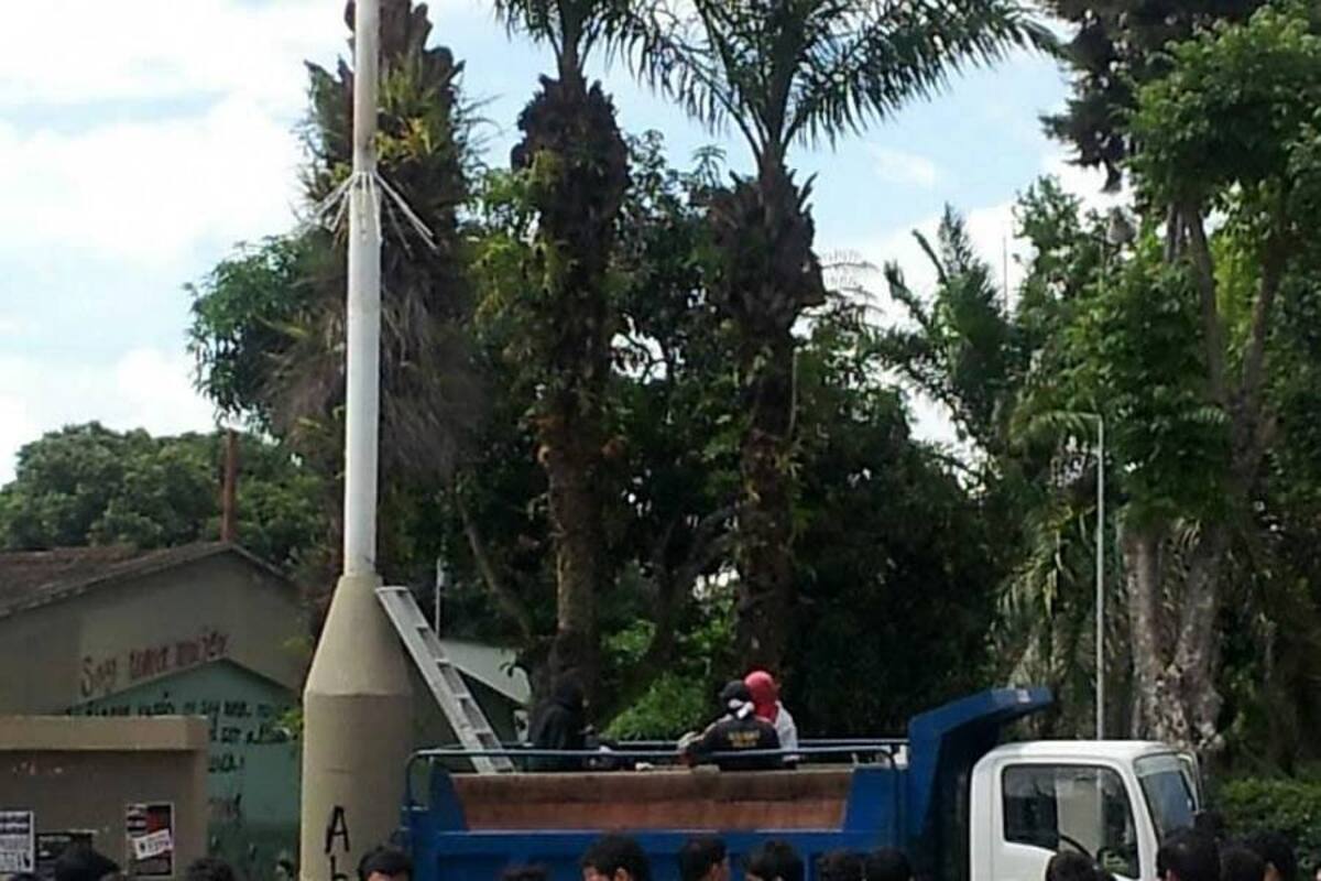 Encapuchados en la UIS intentan desmontar cámaras de seguridad. (Foto: Suministrada/ VANGUARDIA LIBERAL)