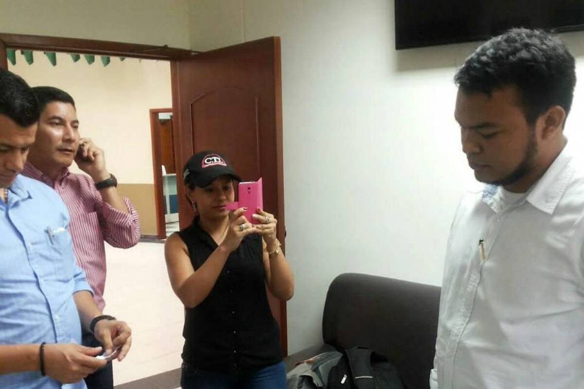 Jeison Jair Cuello García, de blanco, fue detenido en la Quinta Brigada del Ejército con sede en Bucaramanga. (Foto: Suministrada/VANGUARDIA LIBERAL)