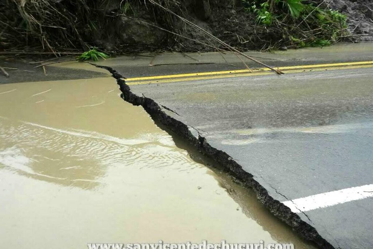 Lluvias ocasionan colapso de un tramo de la vía a San Vicente (Foto: Suministrada Sanvicentedechucuri.com/VANGUARDIA LIBERAL)
