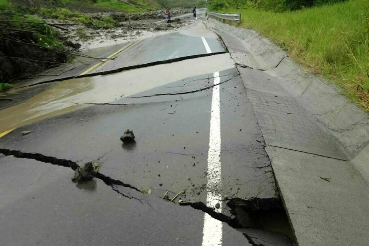 Lluvias ocasionan colapso de un tramo de la vía a San Vicente (Foto: Suministrada Sanvicentedechucuri.com/VANGUARDIA LIBERAL)