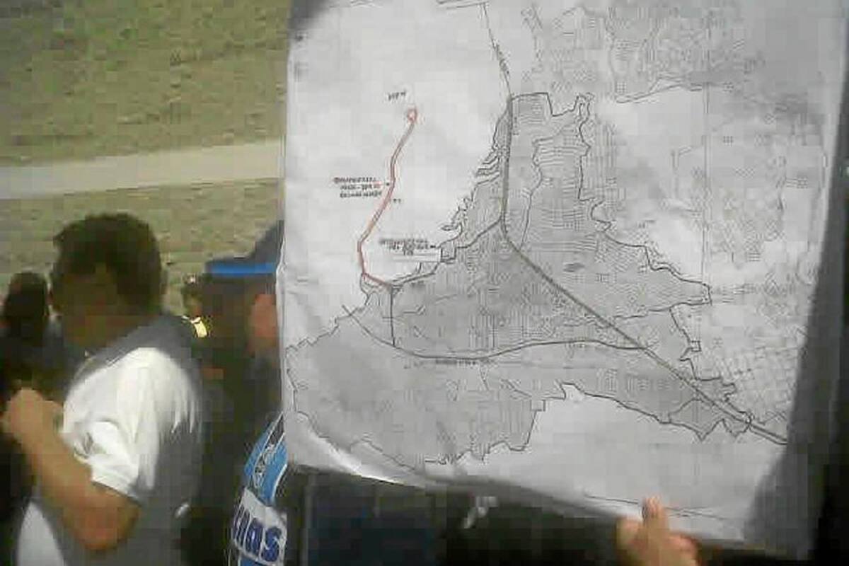 Protesta por atraso de un año en la construcción de la Transversal de El Bosque. (Foto: Julián Amorocho /VANGUARDIA LIBERAL)