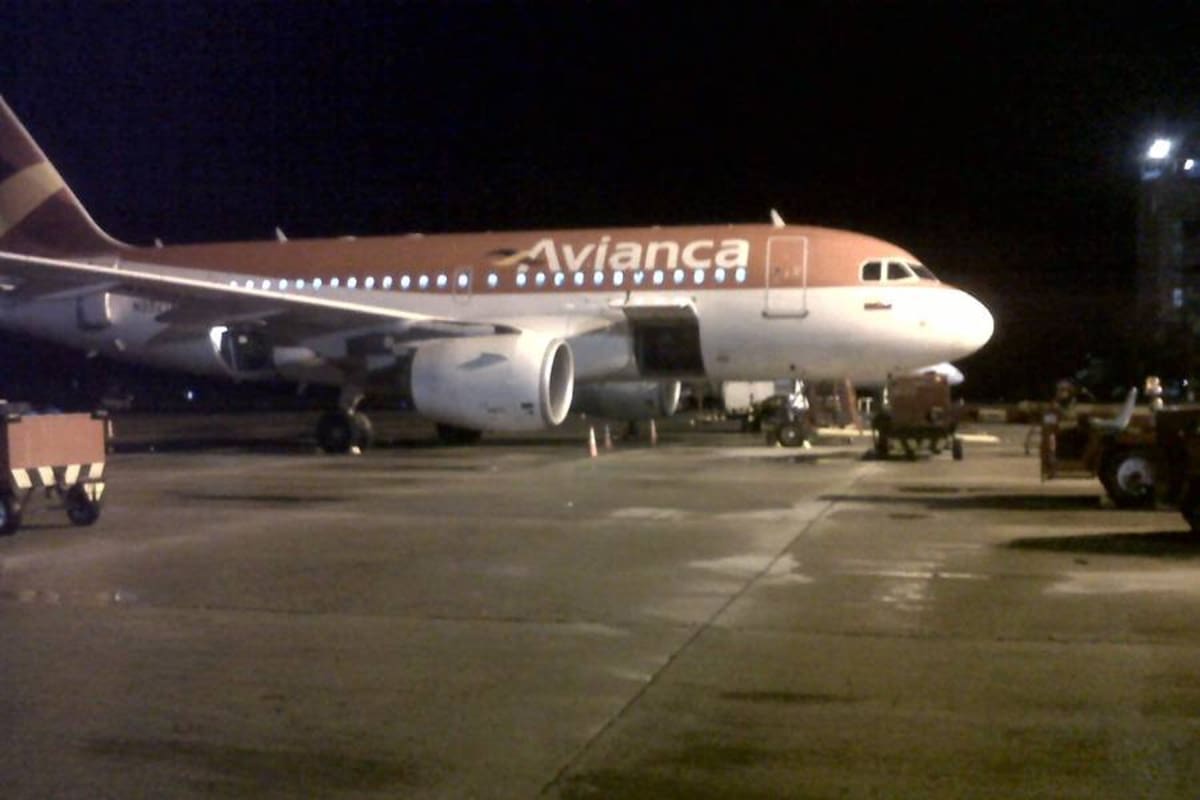 Hueco de un metro cuadrado impidió tránsito de avión de Avianca en aeropuerto Palonegro (Foto: Mario Peñaloza/Vanguardia Liberal)
