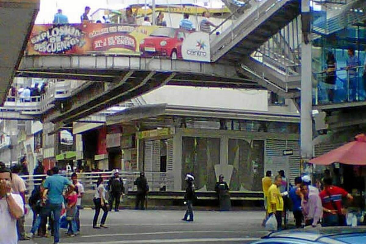 Disturbios en Sanandresito Centro por decomiso de mercancía ilegal (Foto: Juan Manuel Corredor/VANGUARDIA LIBERAL)