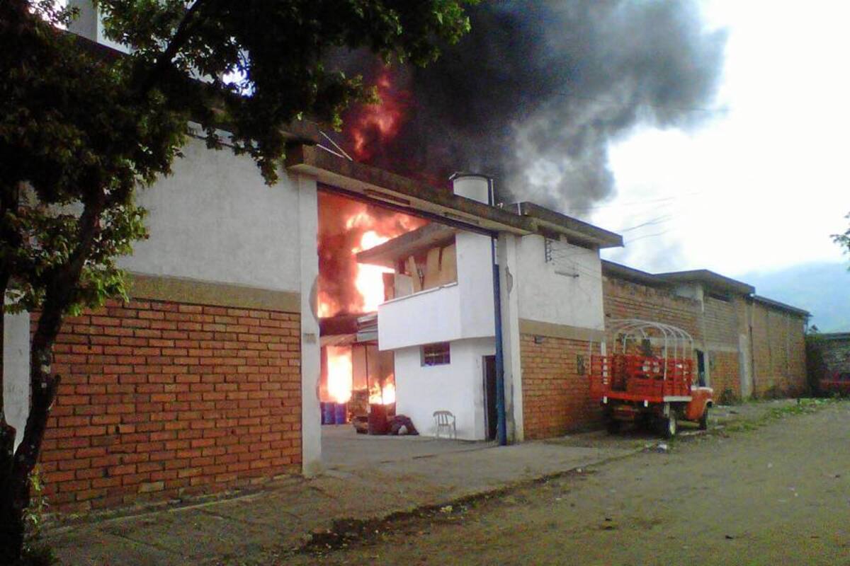 Grave incendio en fábrica de químicos en San Rafael (Foto: Jazmín Rodríguez/ VANGUARDIA LIBERAL)