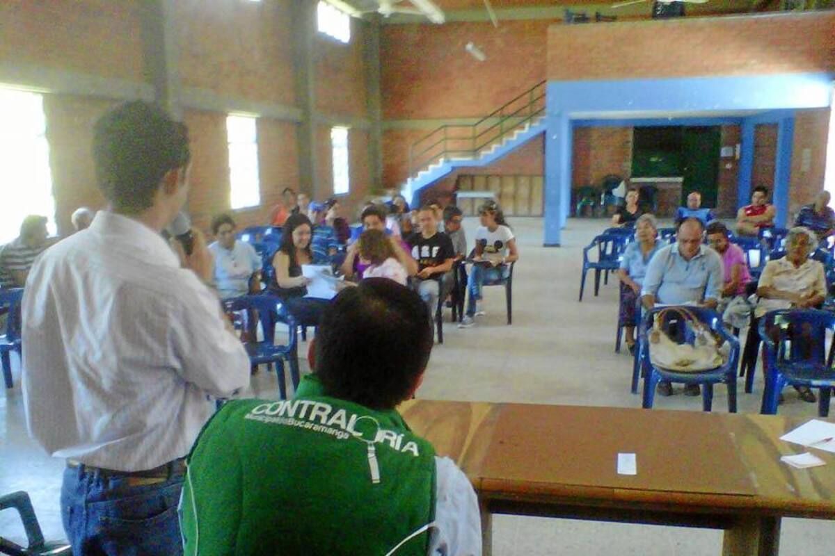 Vecinos de los barrios Santander, Alfonso López y La Joya hablaron de sus problemas. (Foto: Suministrada/ VANGUARDIA LIBERAL)