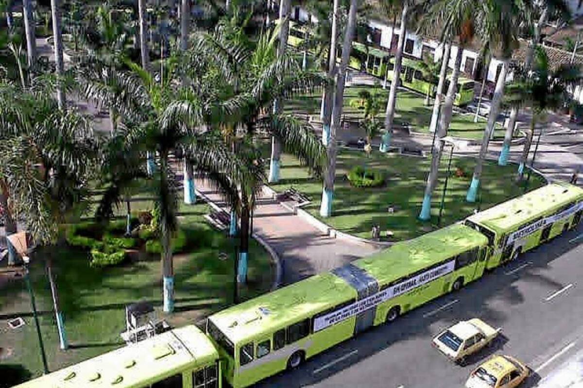 Por segundo día consecutivo se manifiestan socios y conductores de Metrolínea (Foto: Sindy Ailim García/VANGUARDIA LIBERAL )