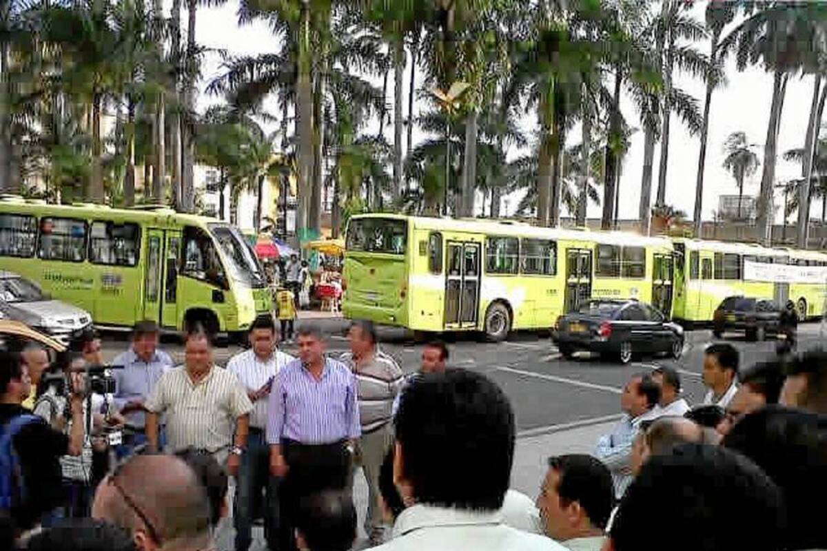 Socios de Metrolínea levantan la protesta (Foto: Sindy Ailim García/VANGUARDIA LIBERAL)