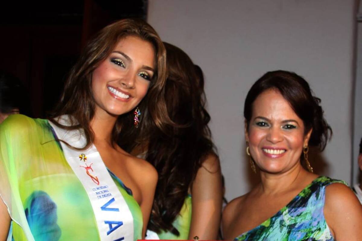 La alcaldesa Judith Pinedo entrega una de las llaves de Cartagena a la Señorita Valle. (Foto: Colprensa/VANGUARDIA LIBERAL)