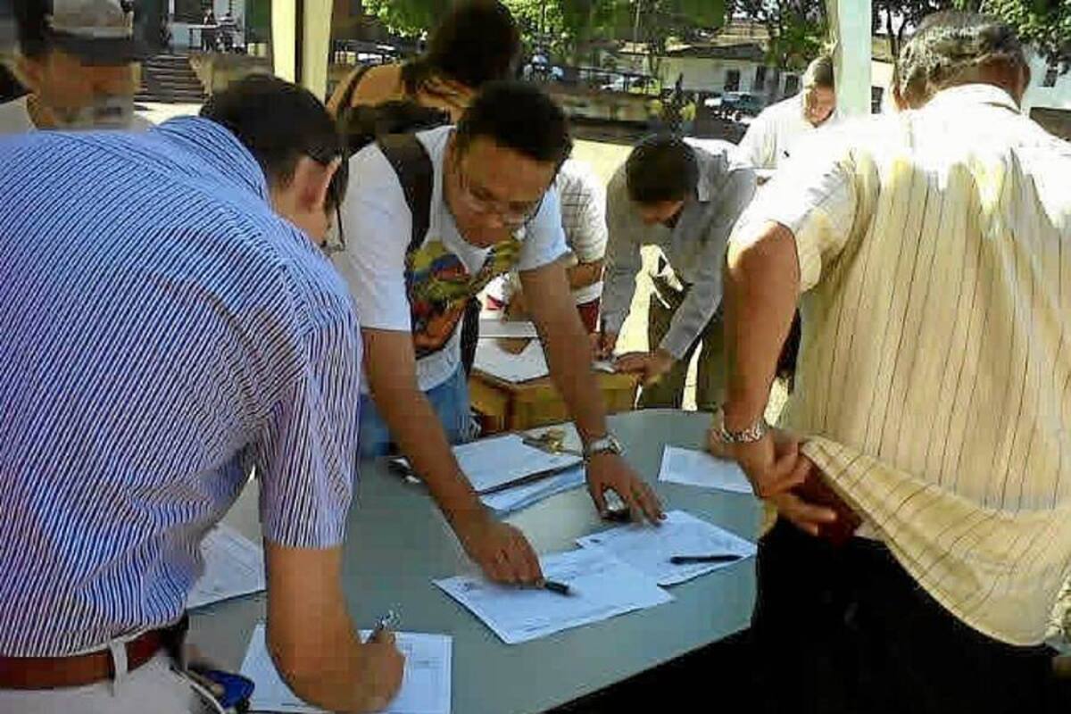 Organizan en Bucaramanga jornada de recolección de firmas contra la Reforma de la Justicia (Foto: Sindy Ailim García/VANGUARDIA LIBERAL)