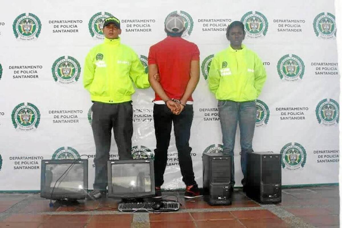 Capturado hombre por robo de computadores en un colegio en Puente Nacional (Foto: Suministrada Policía de Santander)