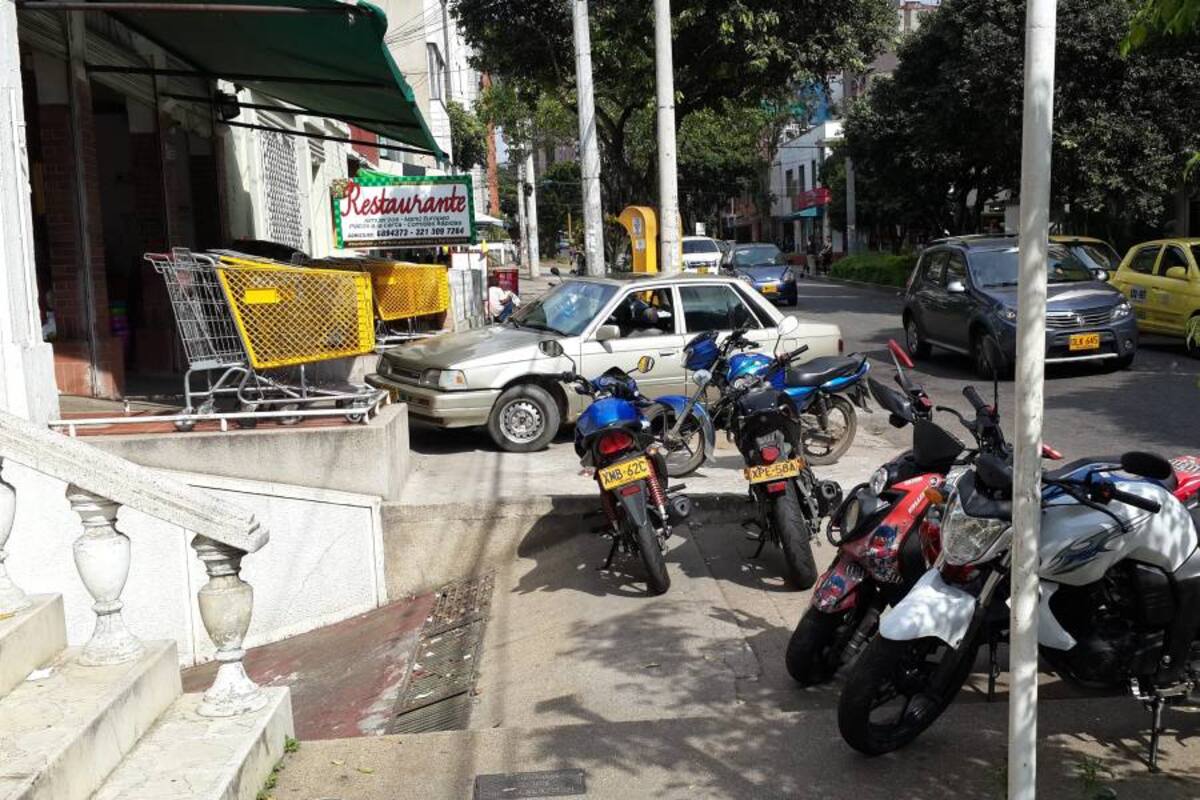 Invasión de motos y carros en andenes de Bucaramanga (Foto: Suministrada Juan Miguel Barragán/ VANGUARDIA LIBERAL)