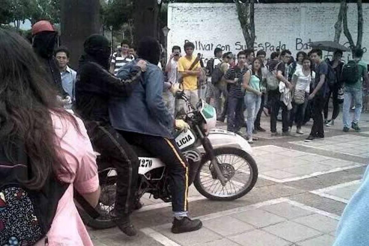 Encapuchados en la UIS se apoderaron de moto de la Policía (Foto: Suministrada Fernando Velasquez/ VANGUARDIA LIBERAL)