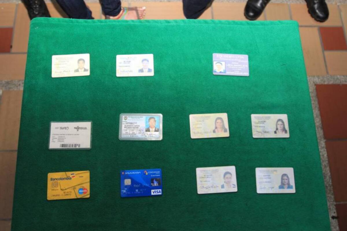 Capturados dos presuntos ladrones de tarjetas debito y crédito en Bucaramanga (Foto: Suministrada/ VANGUARDIA LIBERAL)