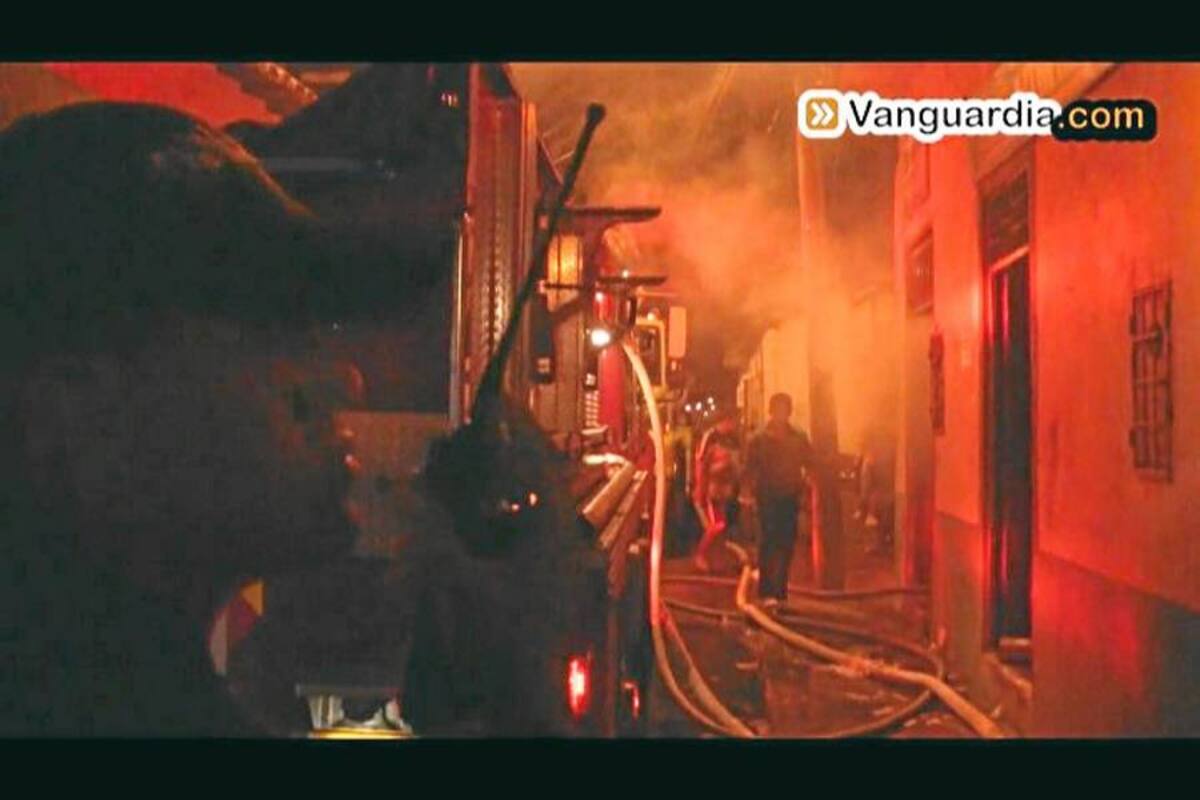 Incendio consumió tres locales del Centro de Bucaramanga