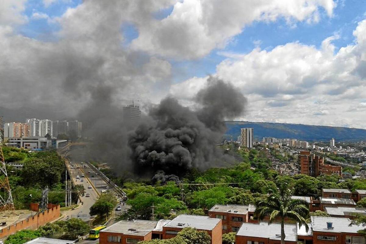 Recicladores provocaron incendio en el viaducto de la Flora (Foto: Foto Cortesía @ClauAlvarez92/VANGUARDIALIBERAL)