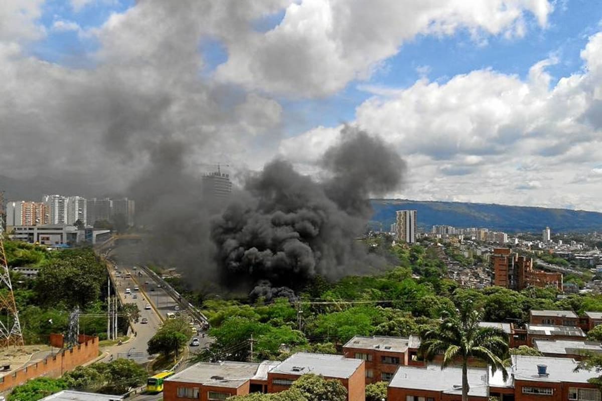 Video aficionado registró la quema de llantas debajo de La Flora (Foto: Foto Cortesía @ClauAlvarez92/VANGUARDIALIBERAL)