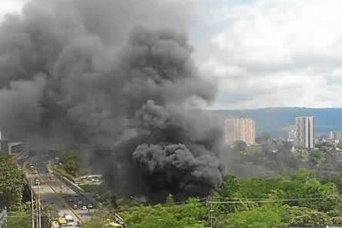 Recicladores provocaron incendio en el viaducto de la Flora (Foto: Foto Cortesía @dyana_march/VANGUARDIALIBERAL)